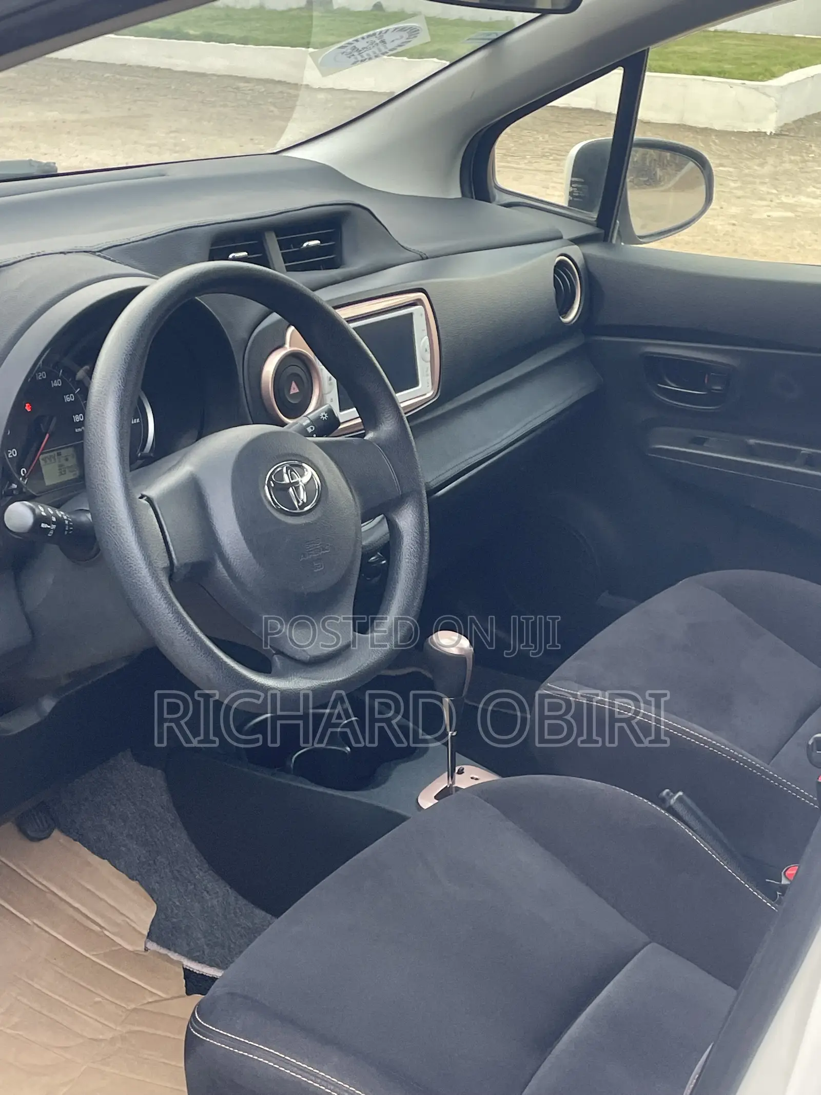 Toyota Vitz 1.3 FWD 5dr 2013 Black