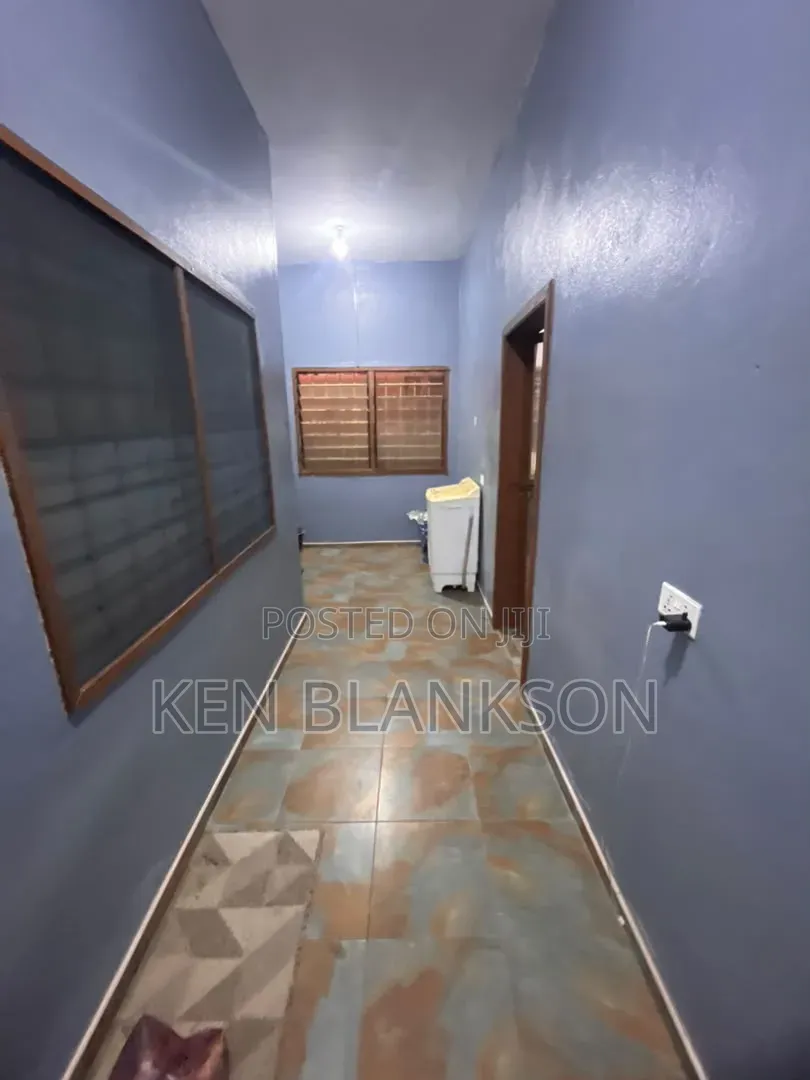 2bdrm Apartment in Exhibition for rent