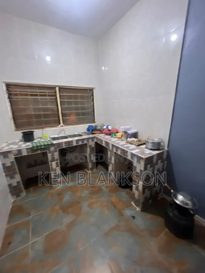 2bdrm Apartment in Exhibition for rent