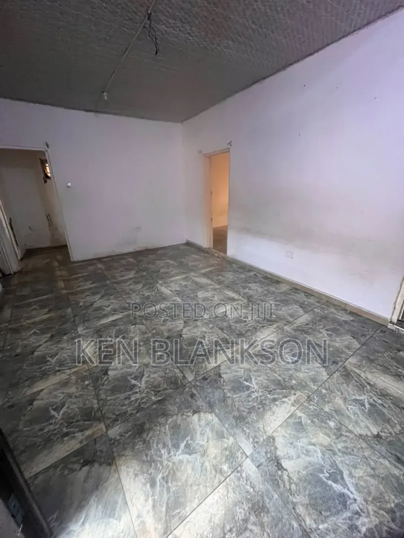 2bdrm Apartment in Exhibition for rent