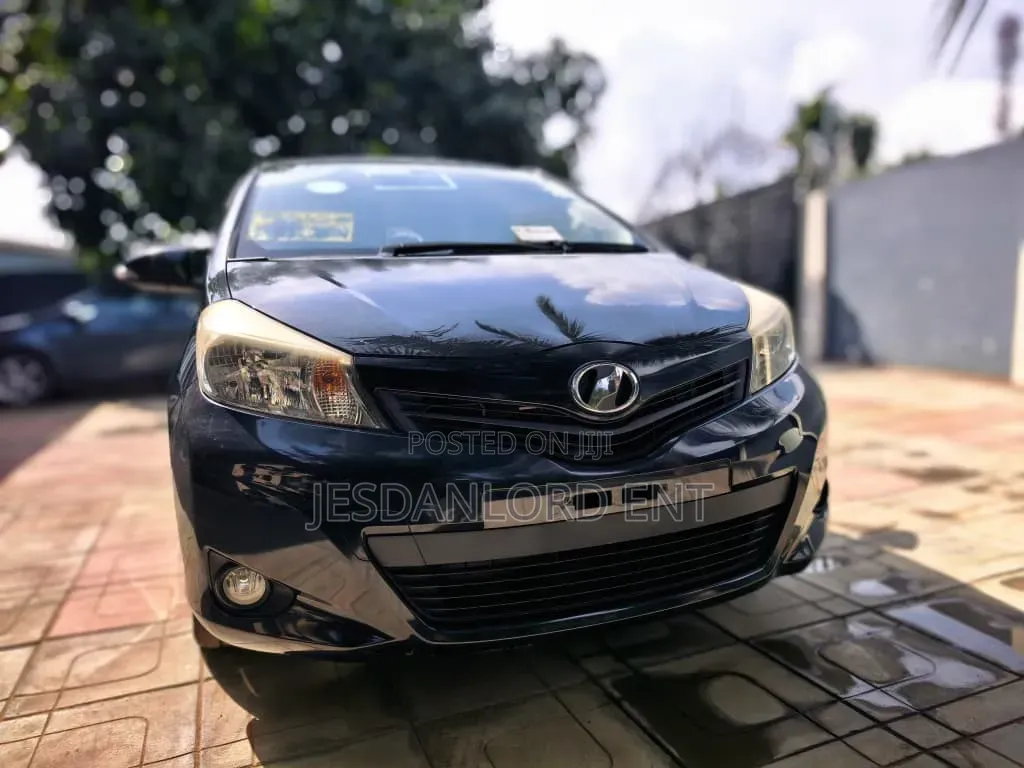 Toyota Vitz 1.3 FWD 5dr 2013 Black