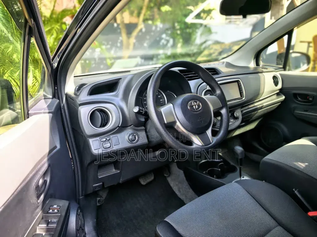 Toyota Vitz 1.3 FWD 5dr 2013 Black