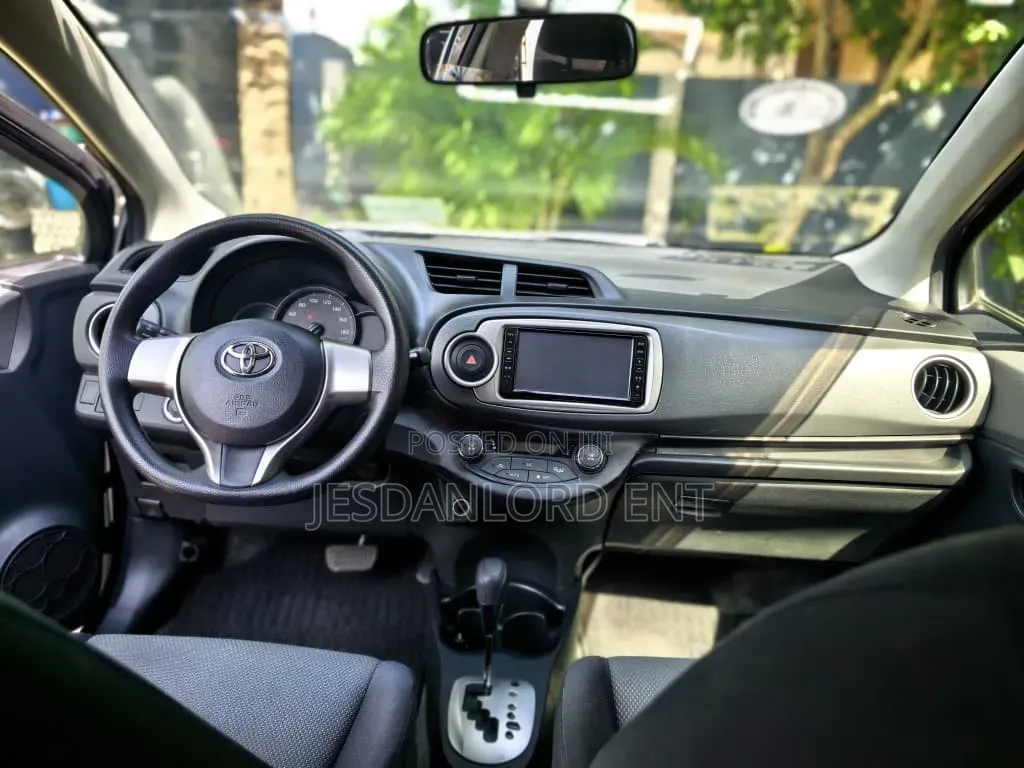 Toyota Vitz 1.3 FWD 5dr 2013 Black