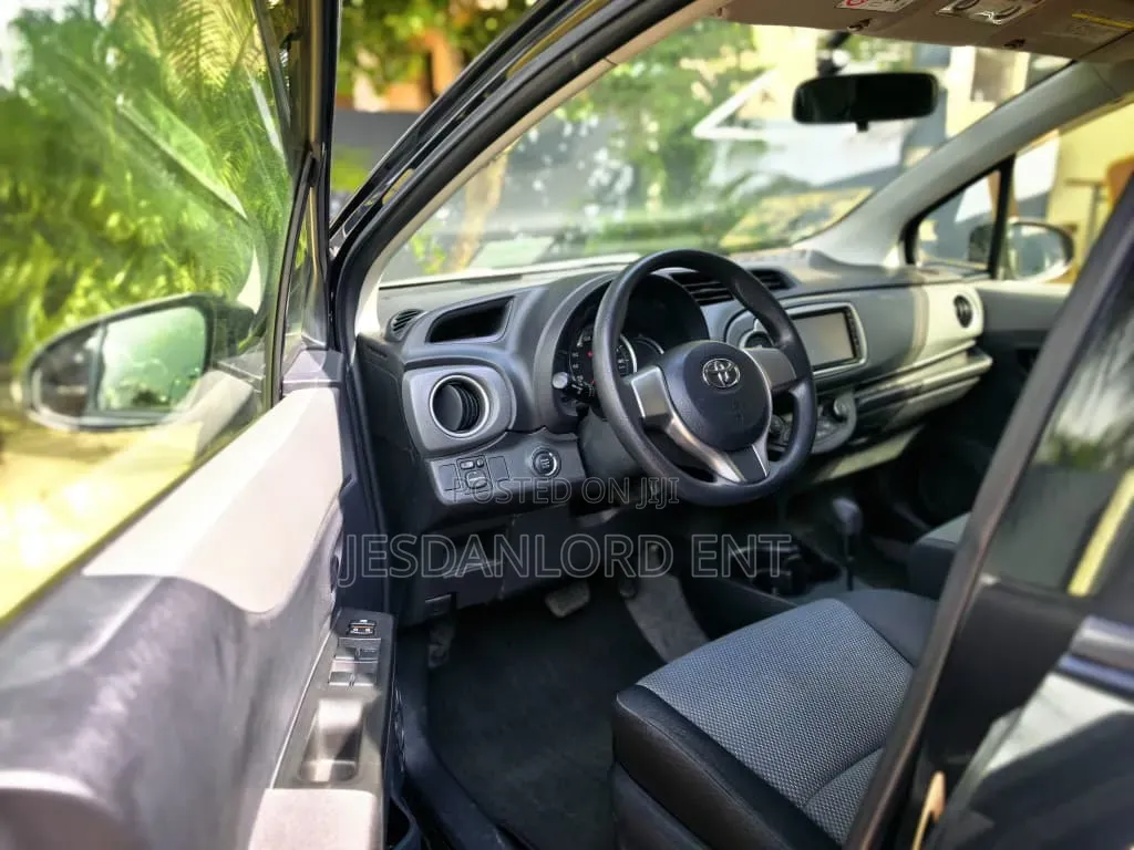 Toyota Vitz 1.3 FWD 5dr 2013 Black