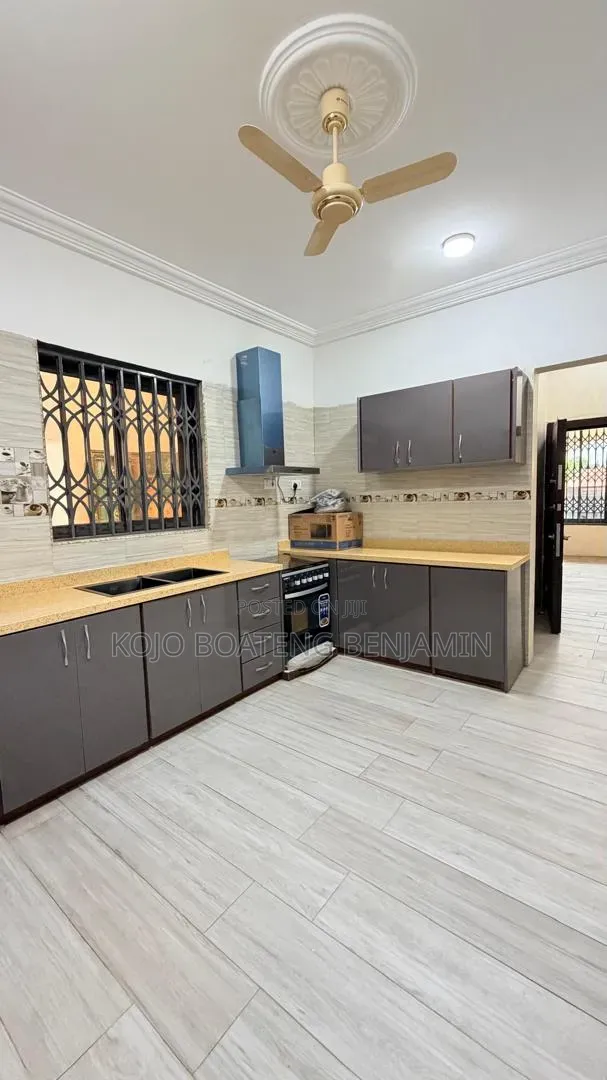 3bdrm Duplex in School Junction for rent