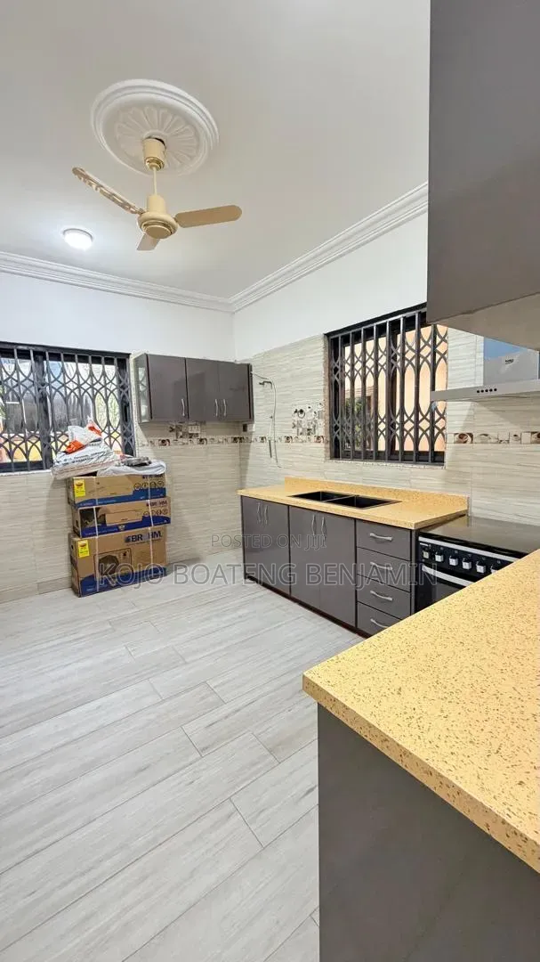 3bdrm Duplex in School Junction for rent