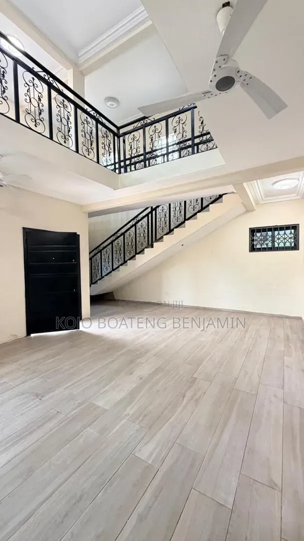 3bdrm Duplex in School Junction for rent