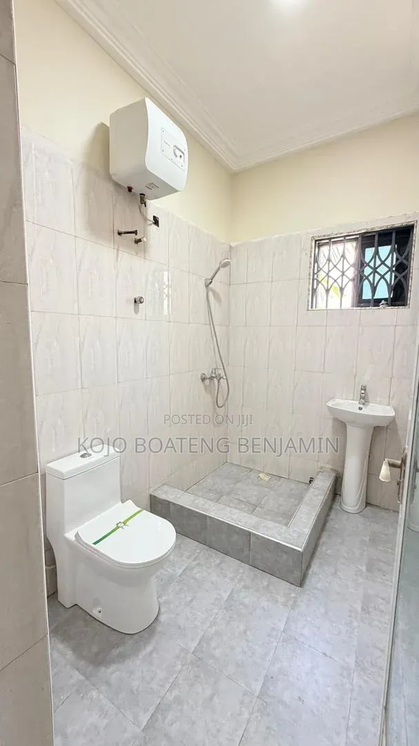 3bdrm Duplex in School Junction for rent