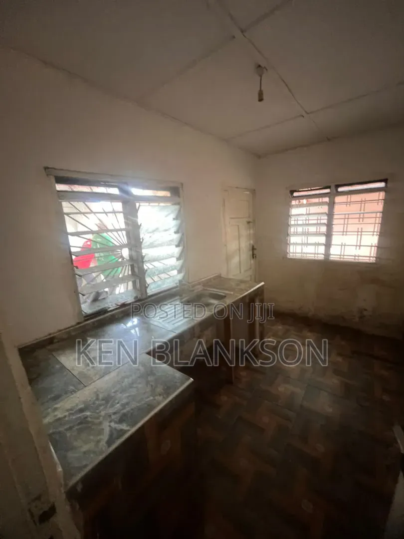2bdrm Apartment in Exhibition for rent