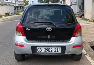 Toyota Vitz 2009 Silver