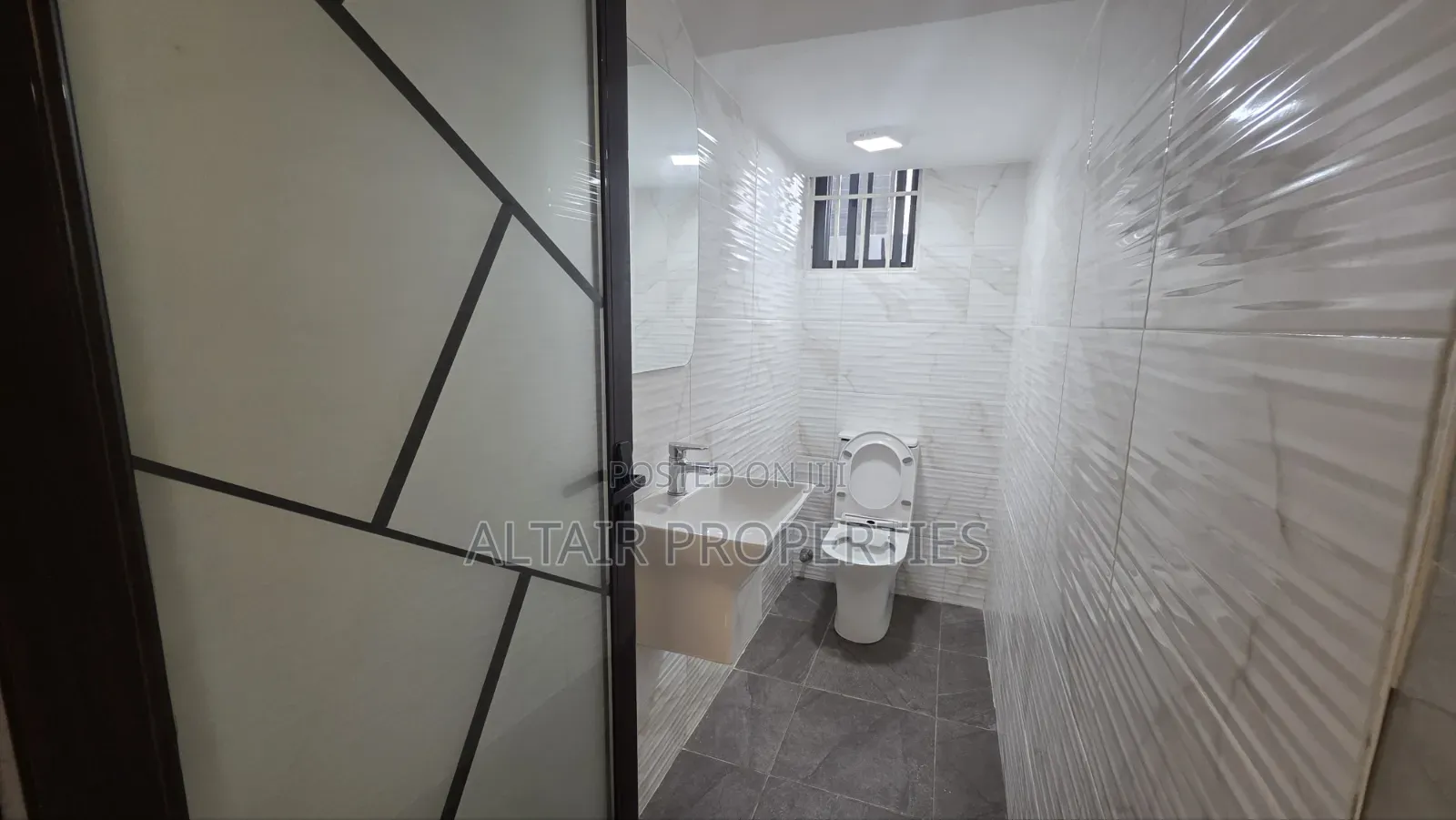 4bdrm House in Ogbojo, Accra Metropolitan for sale