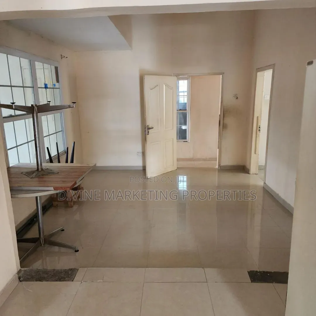 4bdrm House in Osu, Stadium Area for rent