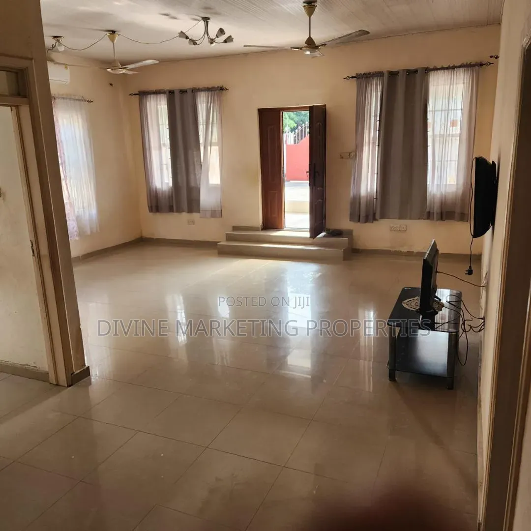 4bdrm House in Osu, Stadium Area for rent