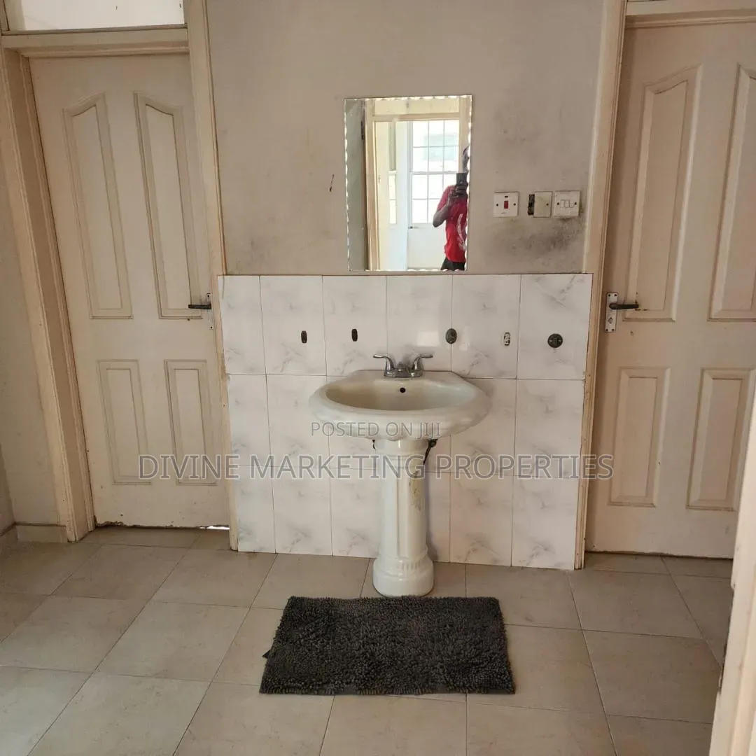4bdrm House in Osu, Stadium Area for rent