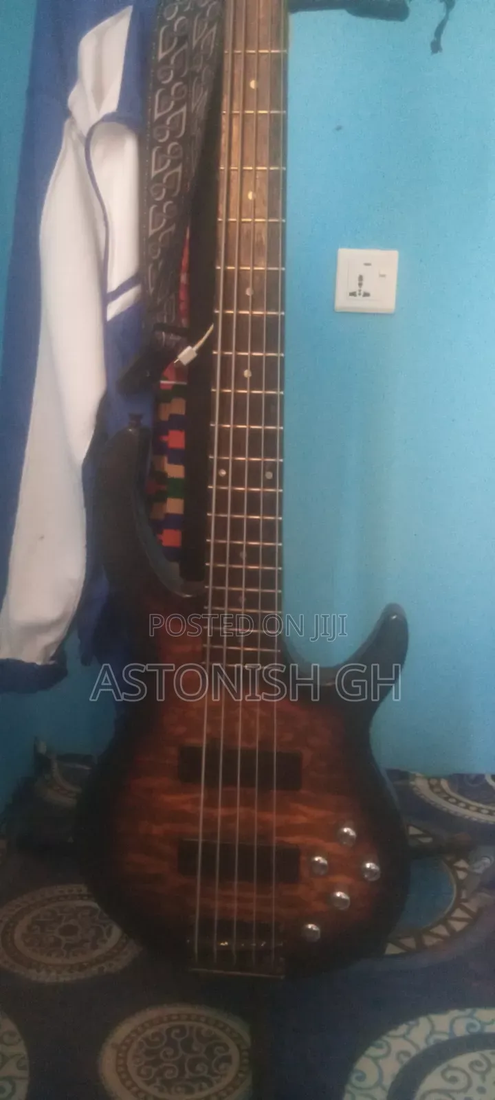 Well Sounded 5 String Bass Guitar