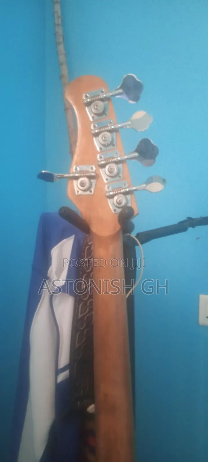 Well Sounded 5 String Bass Guitar
