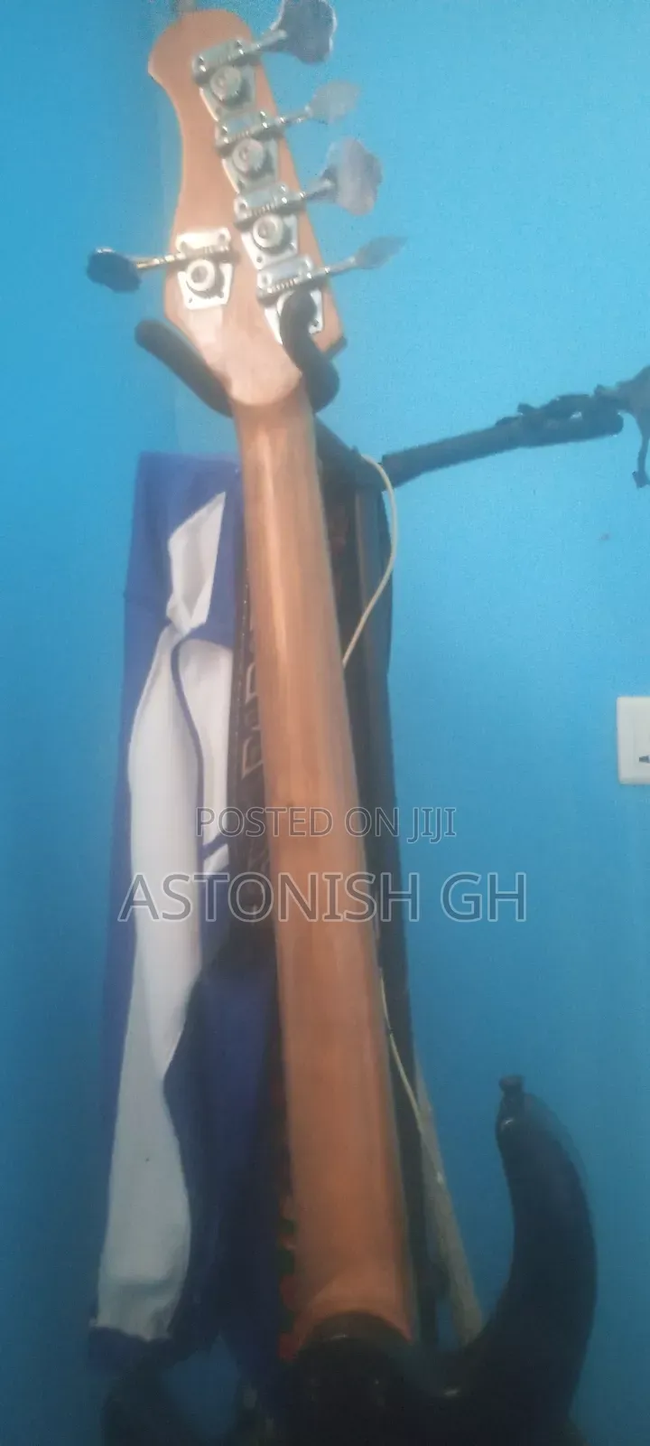 Well Sounded 5 String Bass Guitar