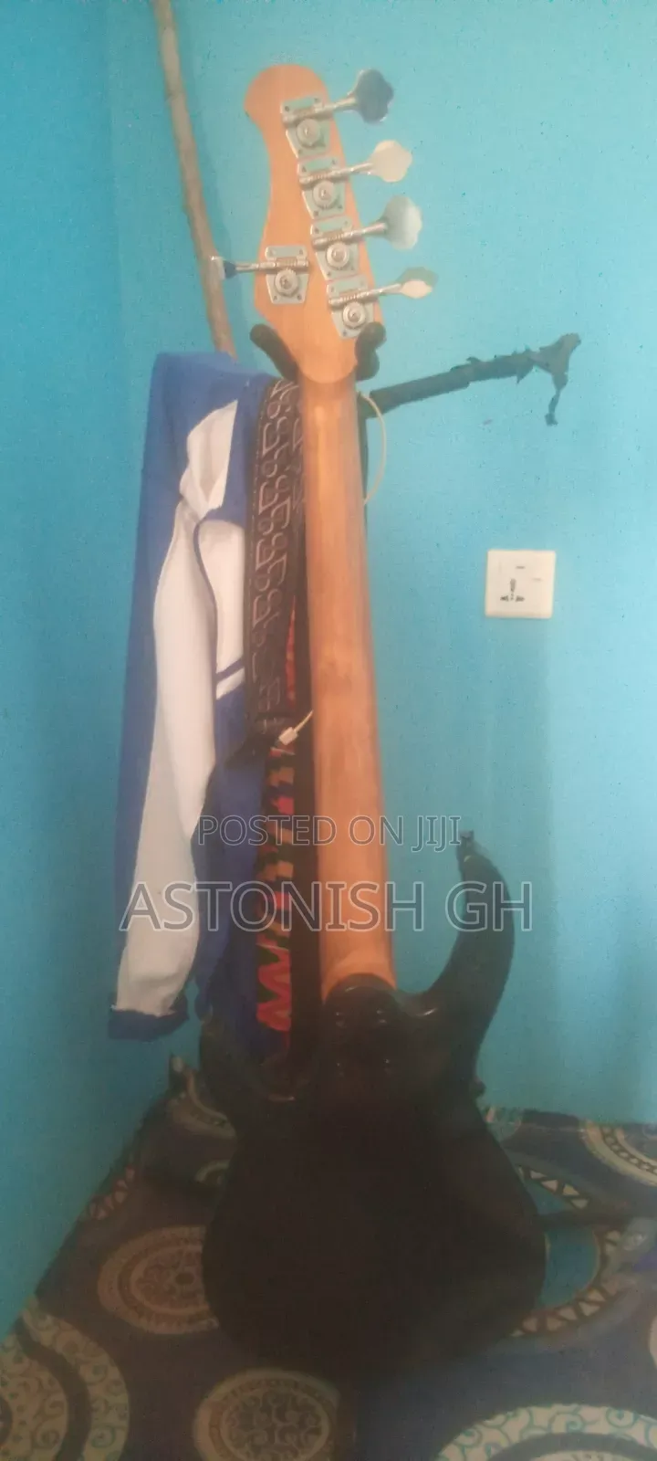 Well Sounded 5 String Bass Guitar
