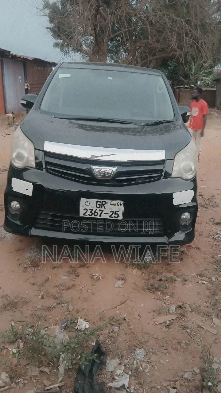 Toyota Noah 2014 Black
