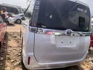 Toyota Voxy V 2WD 8-Seater 2015 White