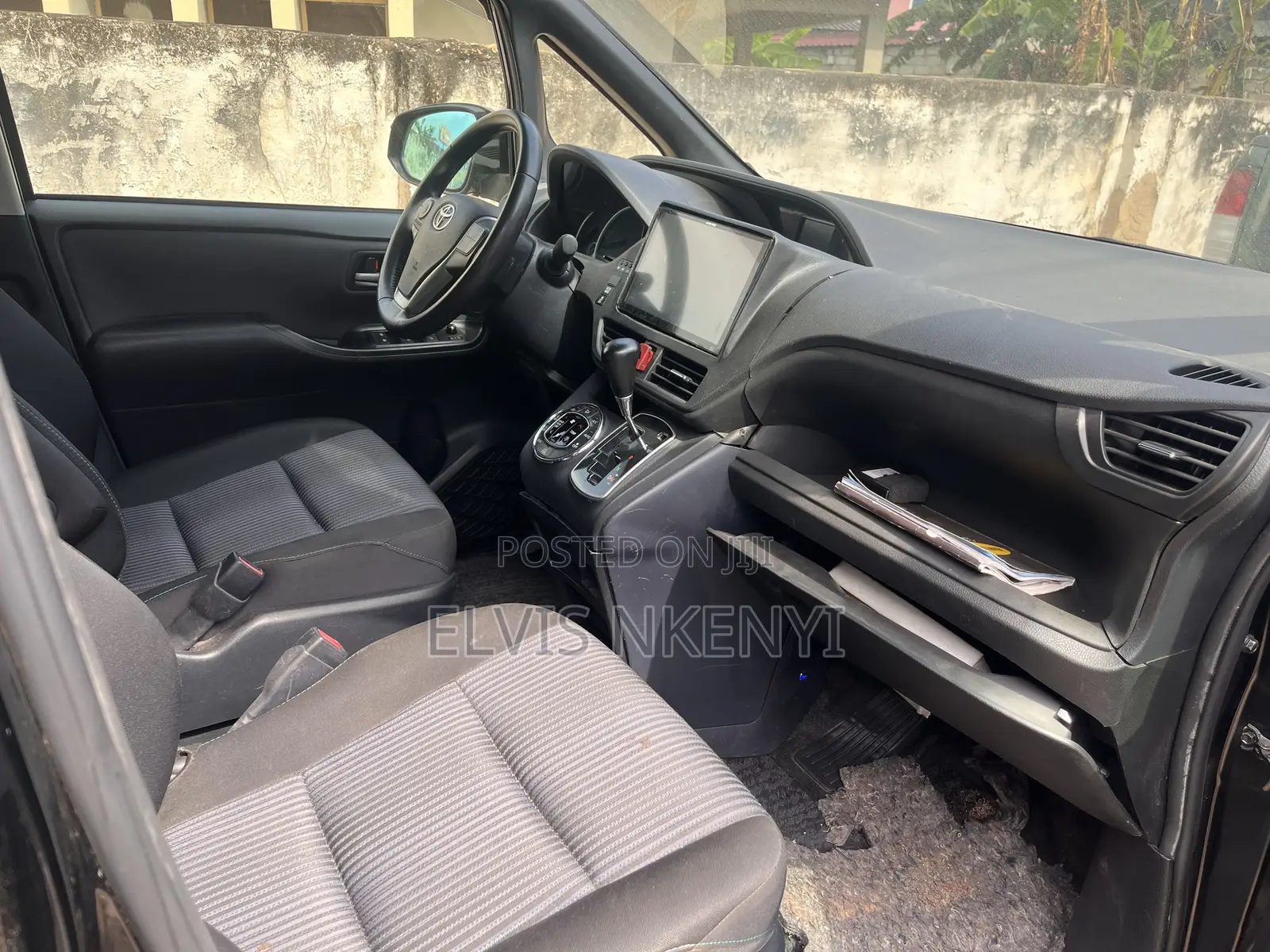 Toyota Voxy V 2WD 8-Seater 2015 White