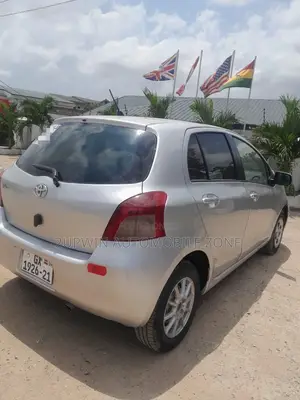 Toyota Vitz 2010 Silver