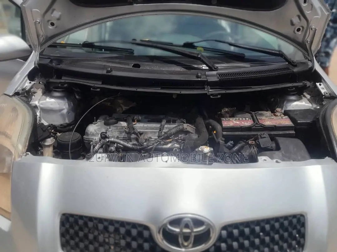 Toyota Vitz 2010 Silver