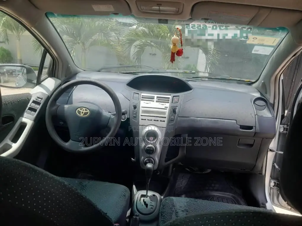 Toyota Vitz 2010 Silver