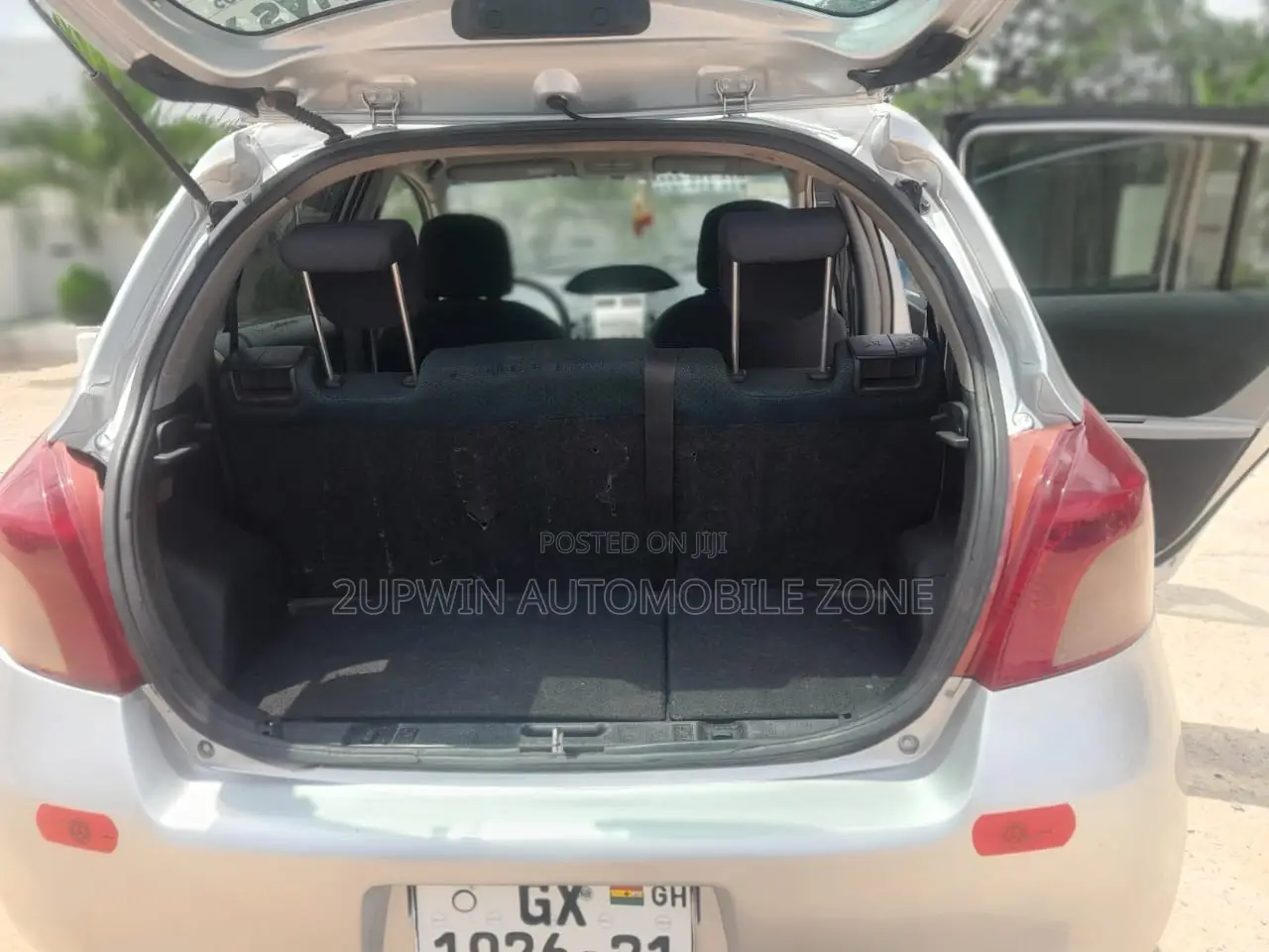 Toyota Vitz 2010 Silver