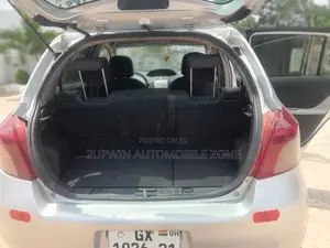 Toyota Vitz 2010 Silver