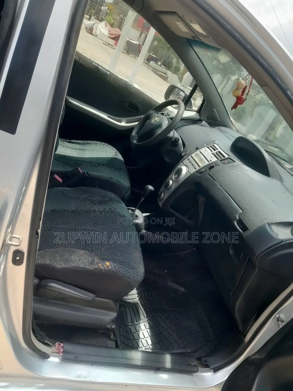 Toyota Vitz 2010 Silver