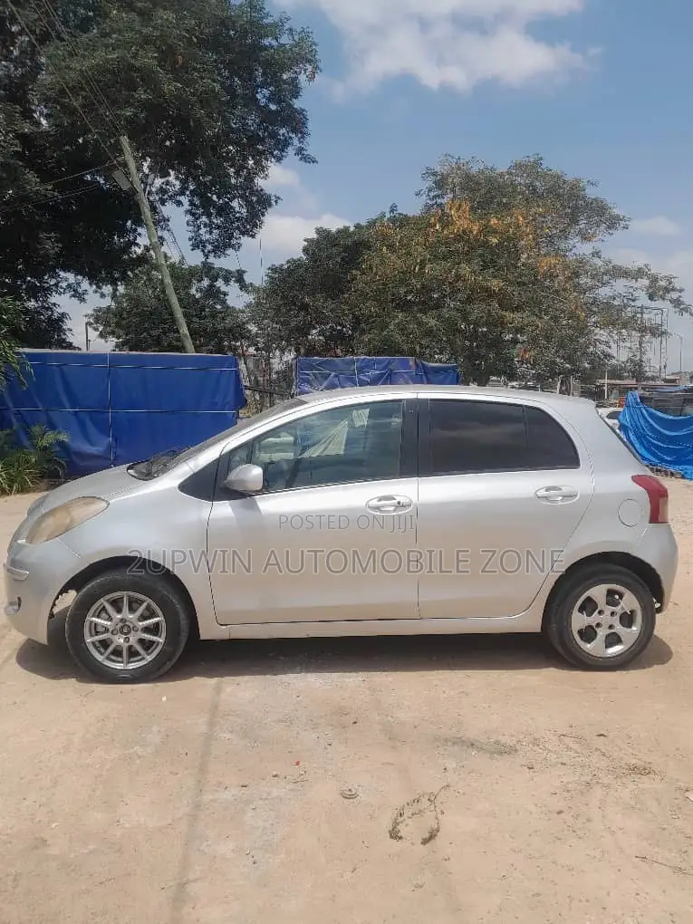 Toyota Vitz 2010 Silver