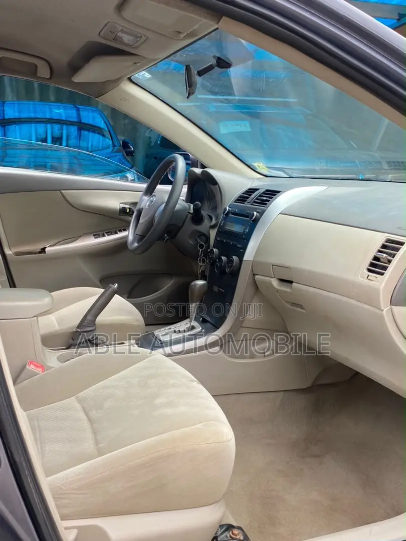 Toyota Corolla LE 4dr Sedan (1.8L 4cyl 4A) 2010 Gray