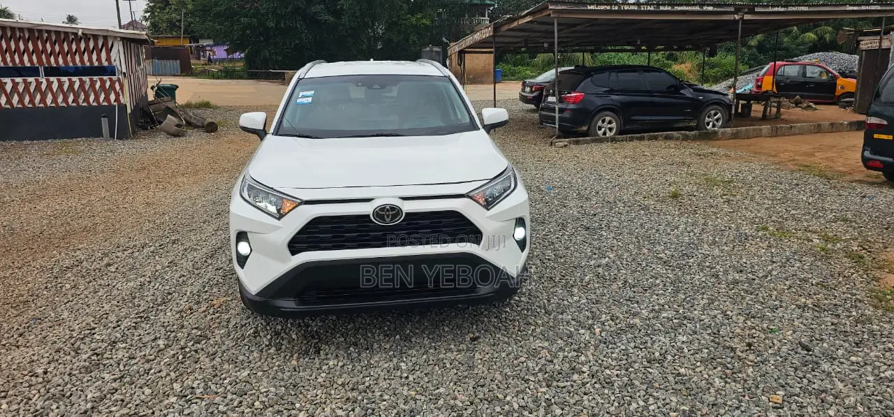 Toyota RAV4 XLE AWD 2019 White