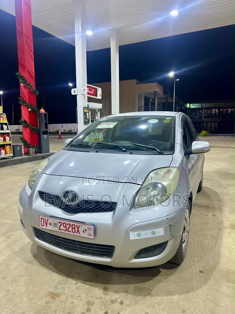 Toyota Vitz 2010 Silver