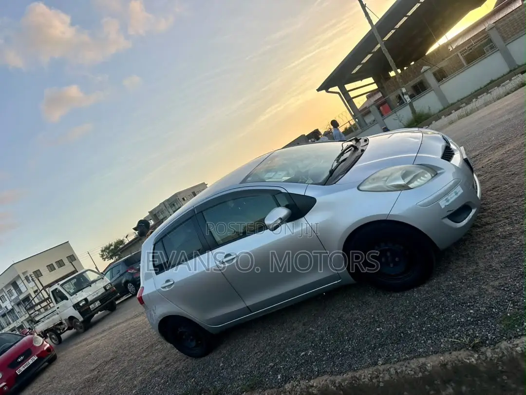 Toyota Vitz 2010 Silver