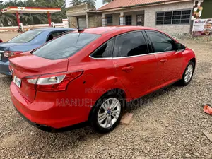 Ford Focus SEL Sedan FWD (2.0L 4cyl 6A) 2012 Red