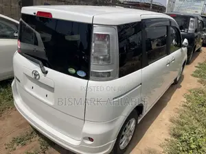 Toyota Sienta 1.5 FWD 2013 White