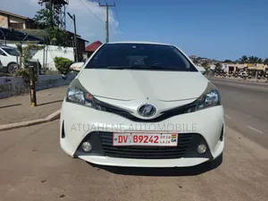Toyota Vitz 2015 Silver