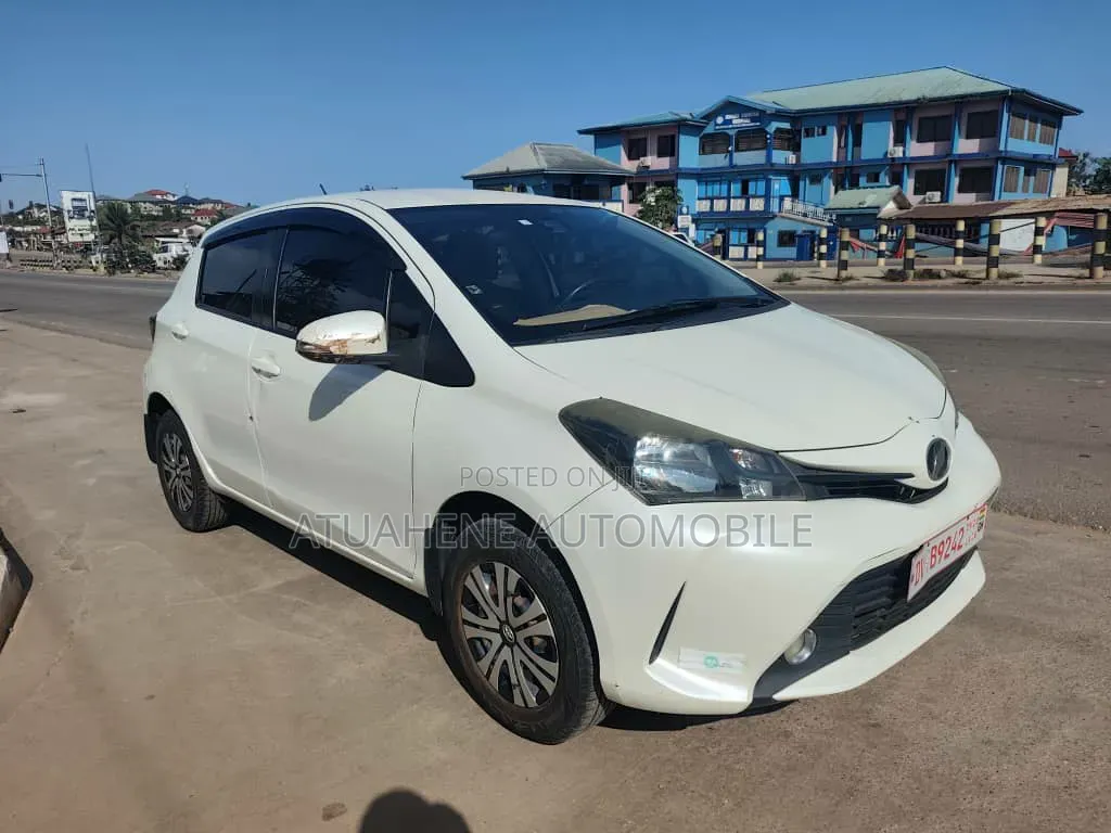 Toyota Vitz 2015 Silver
