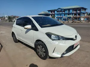 Toyota Vitz 2015 Silver