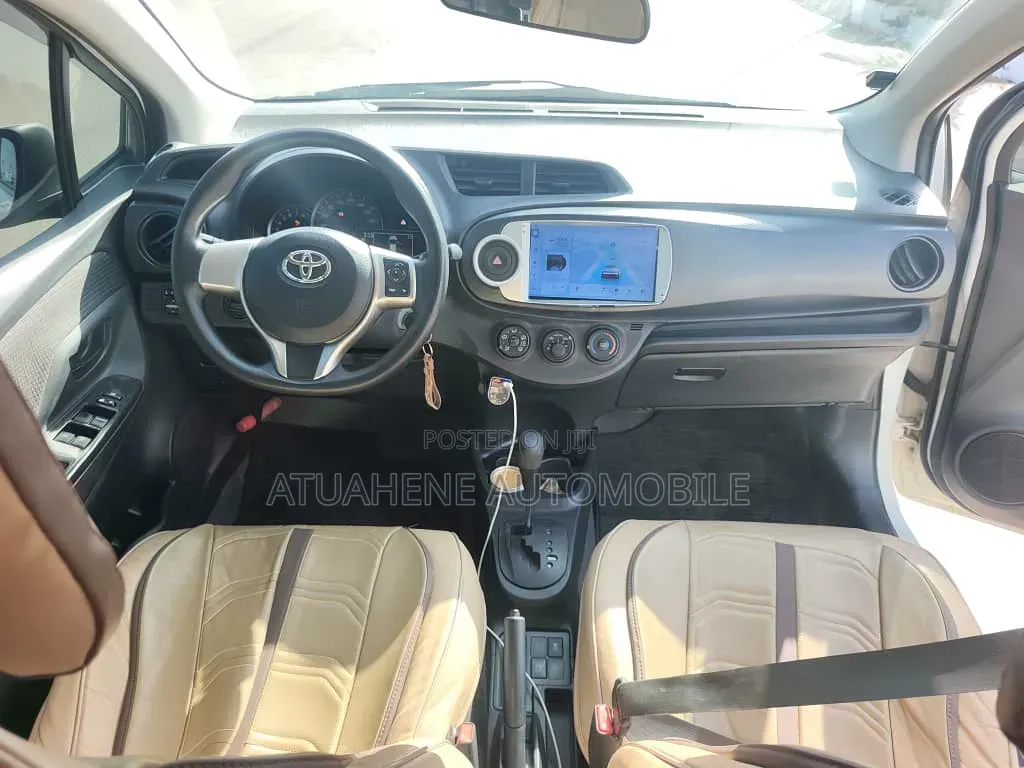 Toyota Vitz 2015 Silver