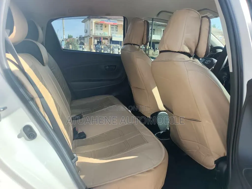 Toyota Vitz 2015 Silver