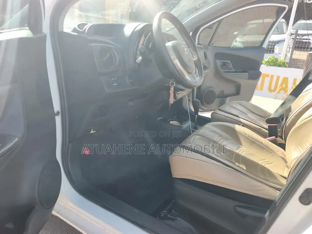 Toyota Vitz 2015 Silver