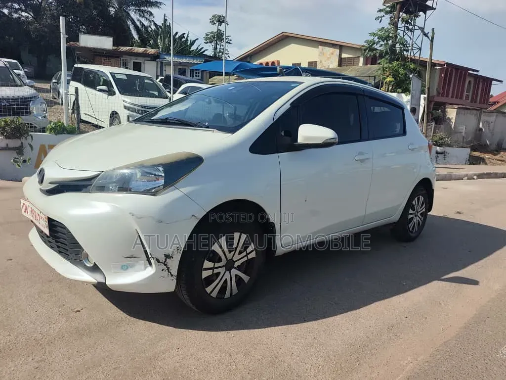 Toyota Vitz 2015 Silver
