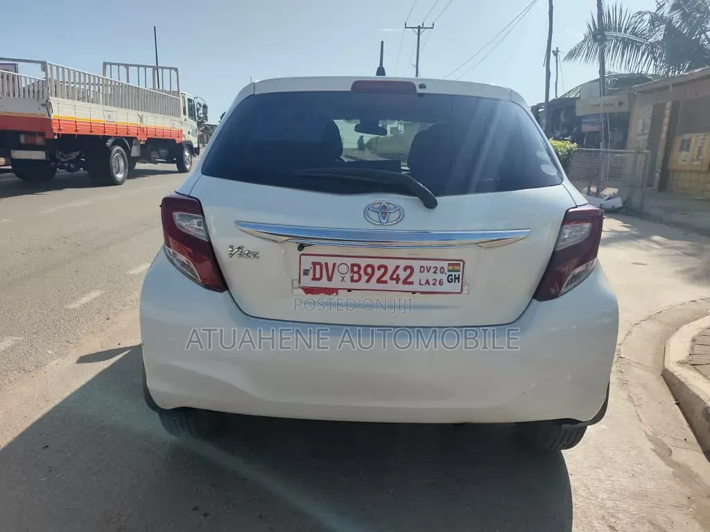 Toyota Vitz 2015 Silver