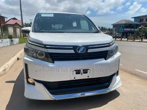 Toyota Voxy V 4WD 8-Seater 2015 White