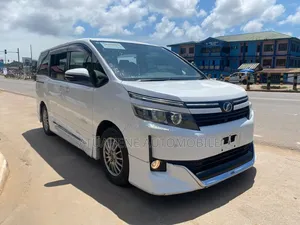 Toyota Voxy V 4WD 8-Seater 2015 White