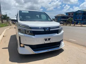 Toyota Voxy V 4WD 8-Seater 2015 White