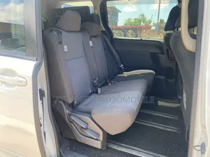 Toyota Voxy V 4WD 8-Seater 2015 White